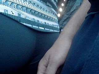 バスの中で素敵なお尻をタッチ