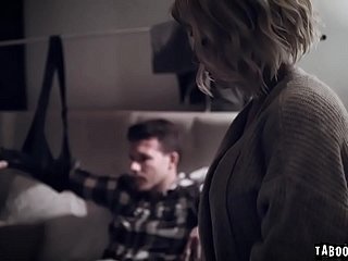 Stepmom Kit Mercer geeft haar stiefzoon wat opluchting met haar milfy-mond