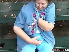 Granny miga publiczny