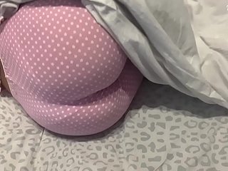 ママのボーイフレンドは私の処女のお尻に私を犯した。 f f