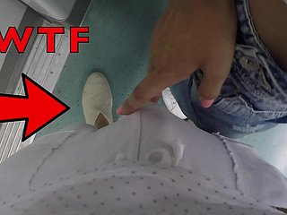 Stepister verführen einen fremden unbekannten Kerl auf einem öffentlichen Zug!