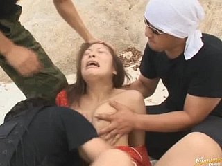 Netter Akane Mochida wird Gangbang und mit Sperma am Beach bedeckt