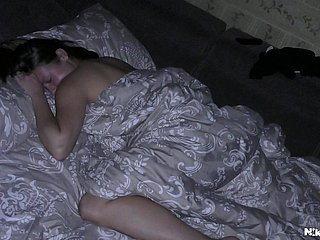 ステップ兄弟は、彼のsと性交するために強盗に変装しました。妹