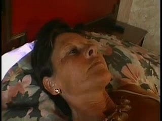 दादी और छोटे आदमी से शादी की
