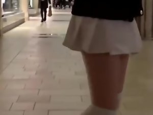 vibratör ile alışveriş merkezinde Genç yürüme