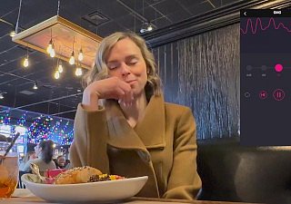 Öffentlicher Spaß im Umkleideraum und Restaurant mit üppigem Fernbedienungsvibrator