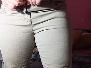 Mamãe provoca o filho de jeans, depois foda e esguiche