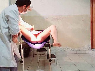 Doktor, parmağını vajinasına koyar ve heyecanlanır bir kadın hastaya jinekolojik bir muayene yapar
