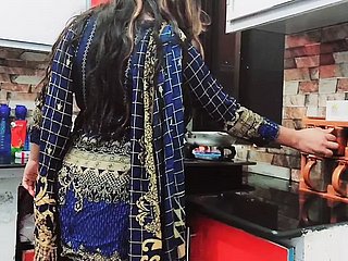 บ้าน ภรรยา assfucked ใน ห้องครัว โดย สามีซึ่งภรรยามีชู้