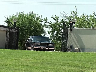 Милфу с горячим телом жестко трахают и кормят спермой