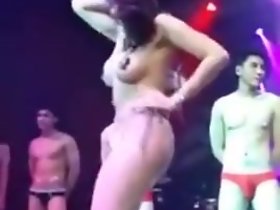 Chinesische Modelle ihren Körper vorführen