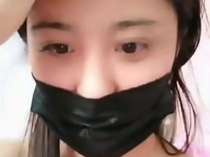 Gadis merah muda dan kecil
