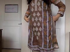 指名打者少女ヌードために彼女のサルワールカミーズをストリッピングし、私たちをからかいます