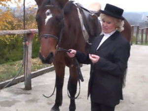 Effie vel Francsina onanizuje się w stajni