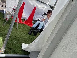 Inländische morose Explicit mit Jeans masturbiert on touching freier Wildbahn