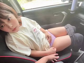 Um casal que não suporta o cheiro azedo dela depois do trabalho de meio período e faz sexo no carro.
