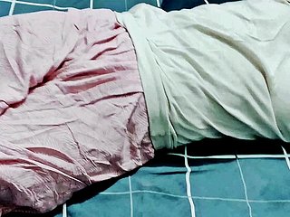 Abang ipar tiri meniduri saya selepas kakak tiri tidur.  membuat faraj saya merah dengan bercinta - Film over HD PENUH