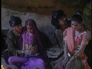 cougar indien ravit hardcore hurlante dans le sexe de groupe